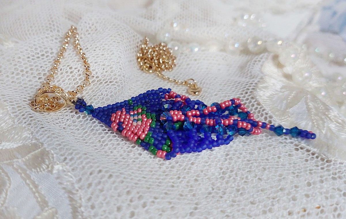 Colgante Bel'Nuit Bleue creado con cuentas de rocalla japonesas de alta calidad, cristales de Swarovski y accesorios chapados en oro