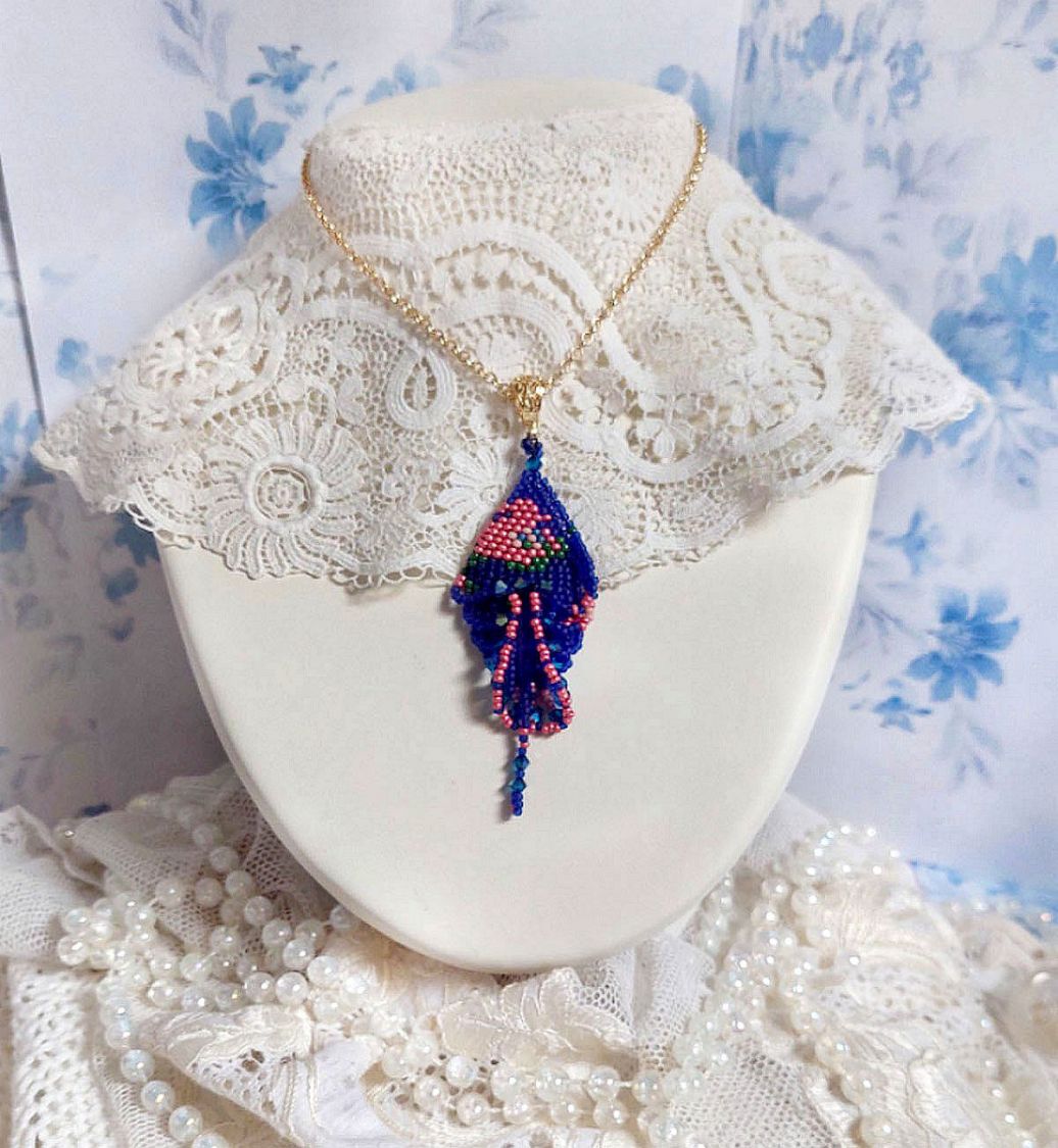 Colgante Bel'Nuit Bleue creado con cuentas de rocalla japonesas de alta calidad, cristales de Swarovski y accesorios chapados en oro