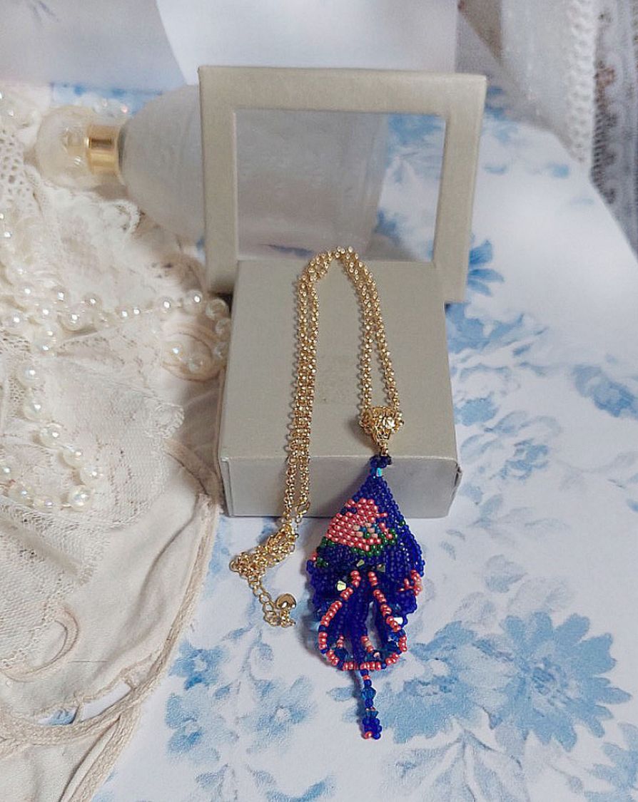 Colgante Bel'Nuit Bleue creado con cuentas de rocalla japonesas de alta calidad, cristales de Swarovski y accesorios chapados en oro