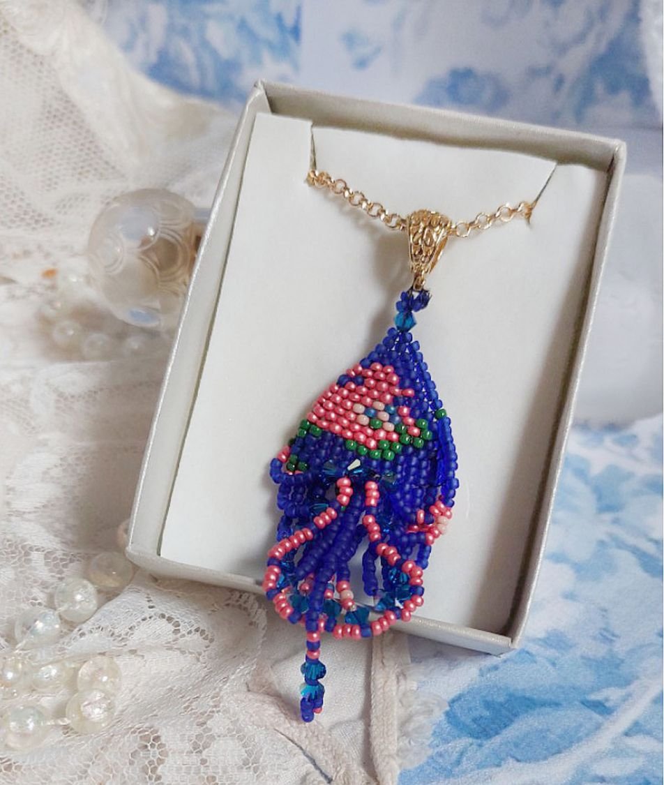 Colgante Bel'Nuit Bleue creado con cuentas de rocalla japonesas de alta calidad, cristales de Swarovski y accesorios chapados en oro