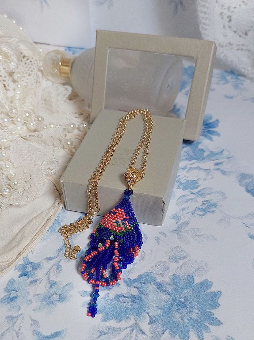 Colgante Bel'Nuit Bleue creado con cuentas de rocalla japonesas de alta calidad, cristales de Swarovski y accesorios chapados en oro