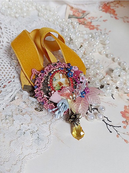 Pendentif Belle Classe brod&eacute; avec ruban, cabochon verre, strass, &eacute;tamines et perles cristal Swarovski