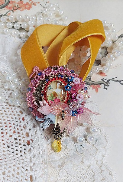 Pendentif Belle Classe brod&eacute; avec ruban, cabochon verre, strass, &eacute;tamines et perles cristal Swarovski