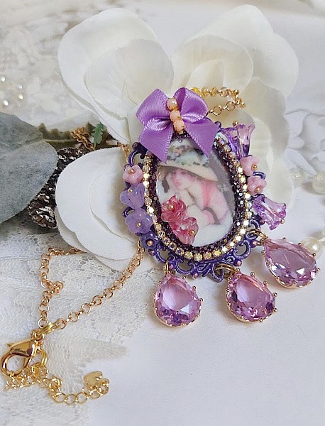 Pendentif Petit Bonheur cr&eacute;&eacute; avec breloques poires, fleurs verres, n&oelig;ud satin et Cristal Swarovski