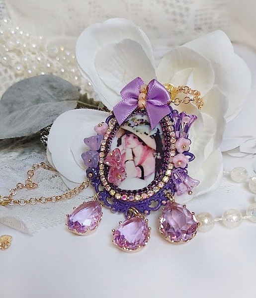 Pendentif Petit Bonheur cr&eacute;&eacute; avec breloques poires, fleurs verres, n&oelig;ud satin et Cristal Swarovski