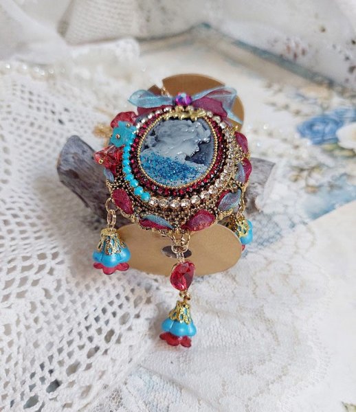 Pendentif Broche Scarlet mont&eacute; avec cabochon r&eacute;sine, rubans, breloques et perles Cristal Swarovski