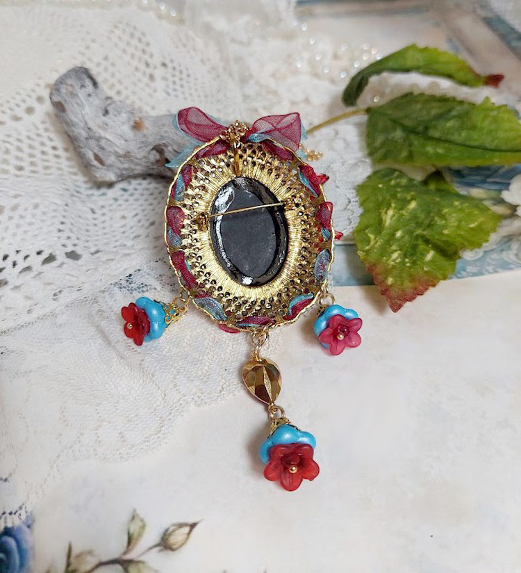 Pendentif Broche Scarlet mont&eacute; avec cabochon r&eacute;sine, rubans, breloques et perles Cristal Swarovski