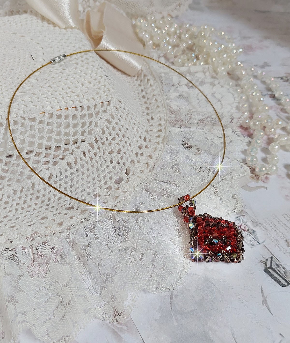 Colgante de camello montado con facetas y espirales de cristal de Swarovski