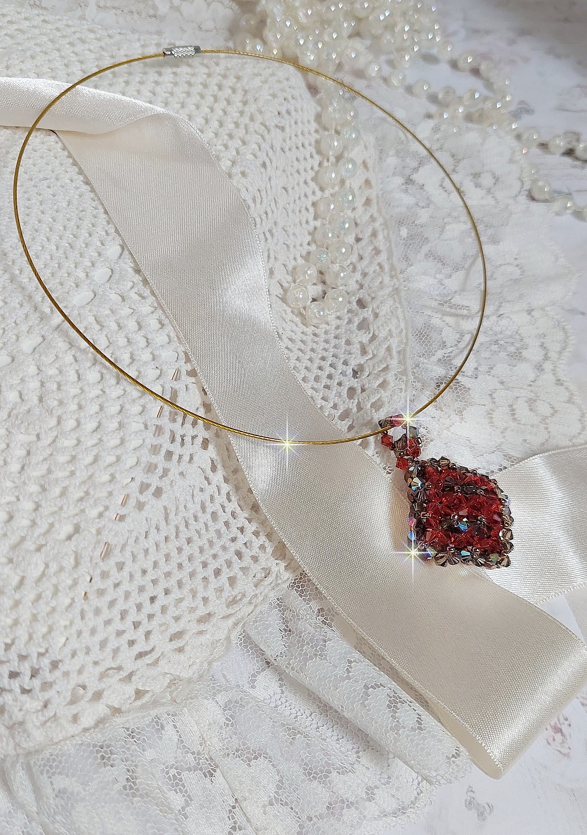 Colgante de camello montado con facetas y espirales de cristal de Swarovski