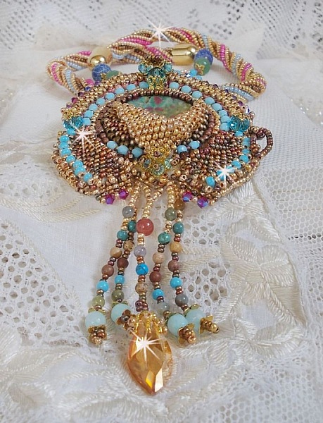 Collier pendentif Cheyenne brod&eacute; tout en rocailles de haute qualit&eacute; avec des pierres semi-pr&eacute;cieuses