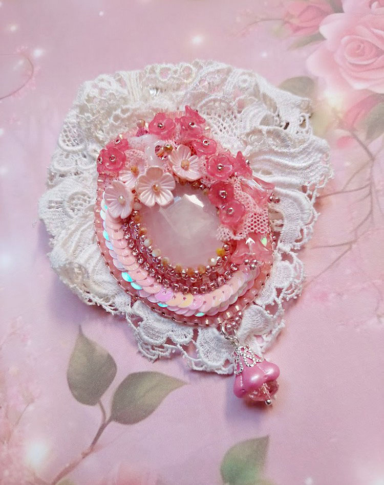 Pendentif Cœur de Quartz brodé avec cabochon Quartz, sequins, fleurs verres, dentelle et Perles Cristal Swarovski