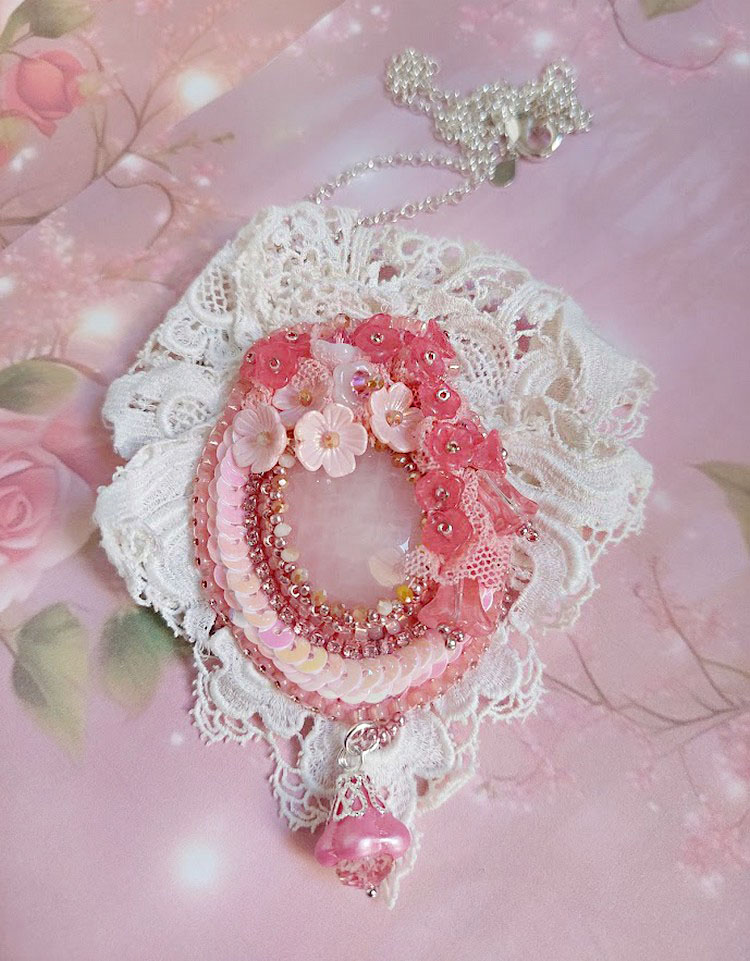 Pendentif Cœur de Quartz brodé avec cabochon Quartz, sequins, fleurs verres, dentelle et Perles Cristal Swarovski
