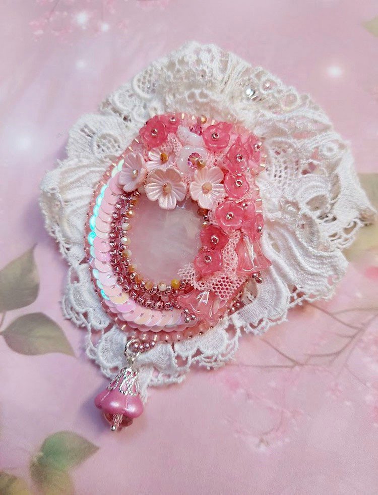 Pendentif Cœur de Quartz brodé avec cabochon Quartz, sequins, fleurs verres, dentelle et Perles Cristal Swarovski