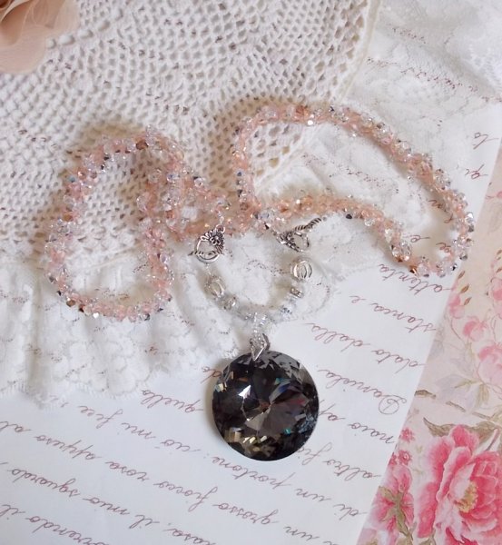 Collar con colgante Coco bordado con cristales de Swarovski y un medall&oacute;n de cristal ahumado