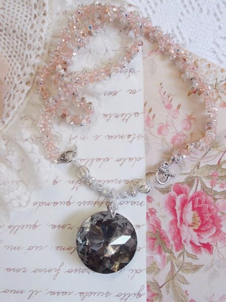 Collar con colgante Coco bordado con cristales de Swarovski y un medall&oacute;n de cristal ahumado