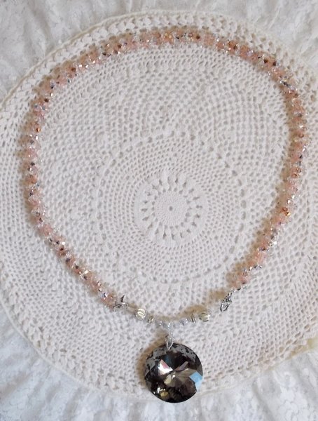 Collar con colgante Coco bordado con cristales de Swarovski y un medall&oacute;n de cristal ahumado