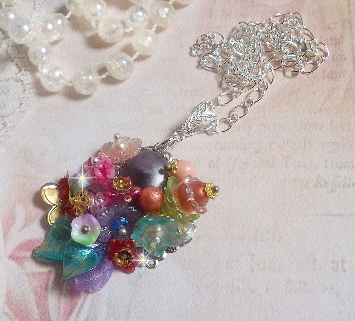 Primavera Chic Corona Colgante creado con varias flores, perlas, Murano, cristales, Amatista y otros con una cadena de Plata