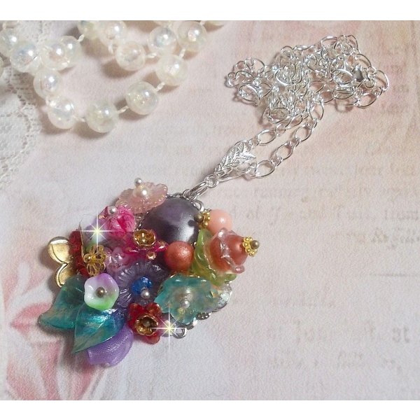 Primavera Chic Corona Colgante creado con varias flores, perlas, Murano, cristales, Amatista y otros con una cadena de Plata