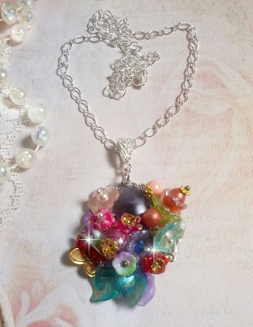 Primavera Chic Corona Colgante creado con varias flores, perlas, Murano, cristales, Amatista y otros con una cadena de Plata