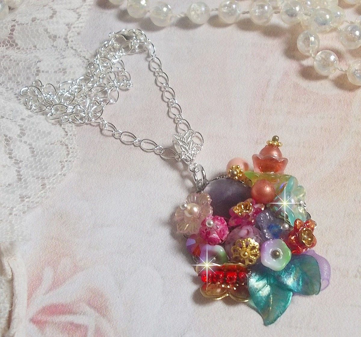 Primavera Chic Corona Colgante creado con varias flores, perlas, Murano, cristales, Amatista y otros con una cadena de Plata