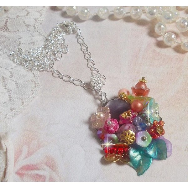 Primavera Chic Corona Colgante creado con varias flores, perlas, Murano, cristales, Amatista y otros con una cadena de Plata