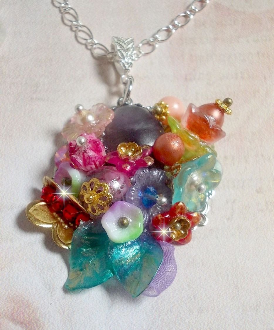 Primavera Chic Corona Colgante creado con varias flores, perlas, Murano, cristales, Amatista y otros con una cadena de Plata