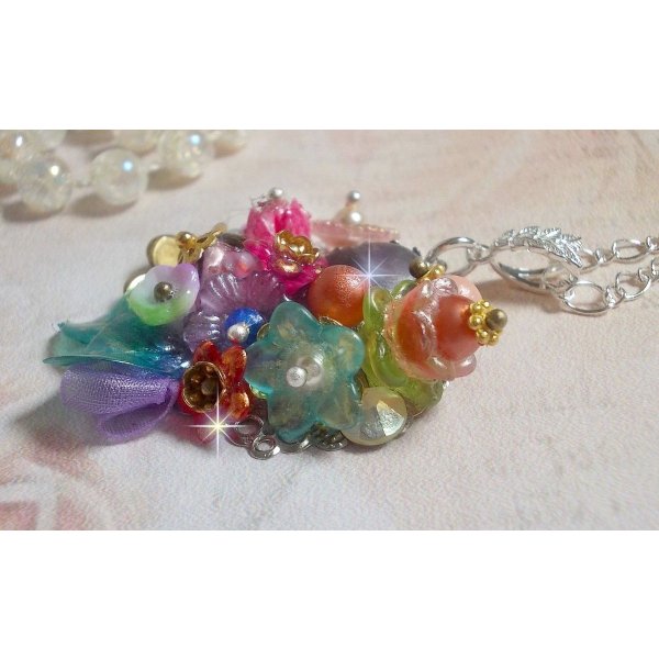 Primavera Chic Corona Colgante creado con varias flores, perlas, Murano, cristales, Amatista y otros con una cadena de Plata