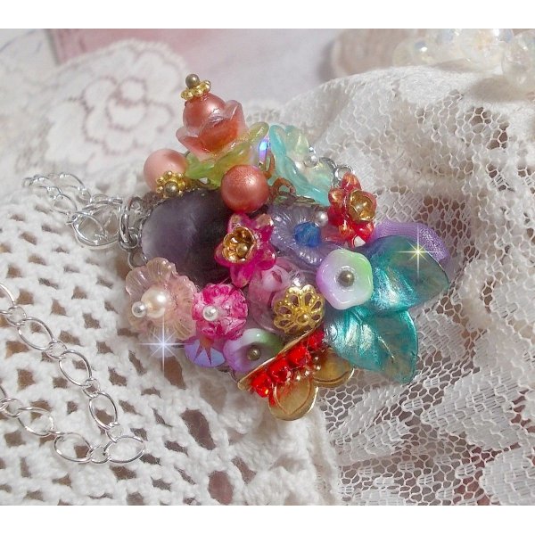Primavera Chic Corona Colgante creado con varias flores, perlas, Murano, cristales, Amatista y otros con una cadena de Plata