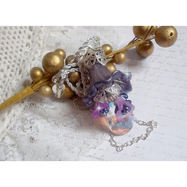 Pendentif Eclat de Cristal mont&eacute; avec une goutte en Cristal, fleurs en Verre, fleurs lucites dont une plus grande peinte &agrave; la main avec paillettes Argent&eacute;es. Une composition florale