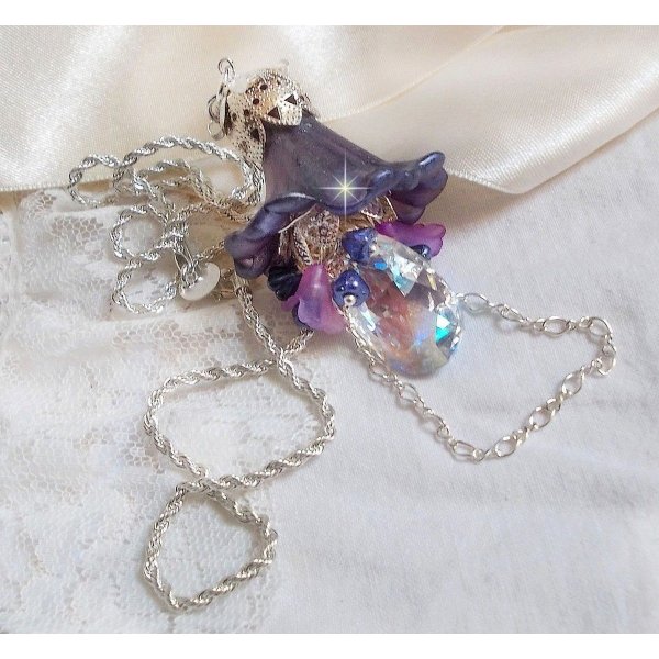 Pendentif Eclat de Cristal mont&eacute; avec une goutte en Cristal, fleurs en Verre, fleurs lucites dont une plus grande peinte &agrave; la main avec paillettes Argent&eacute;es. Une composition florale