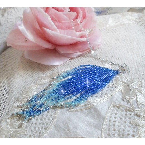 Colgante Sue&ntilde;os Azules Suaves creado con cuentas de rocalla de calidad azul cielo, zafiro y plata con accesorios de plata de ley 925/1000