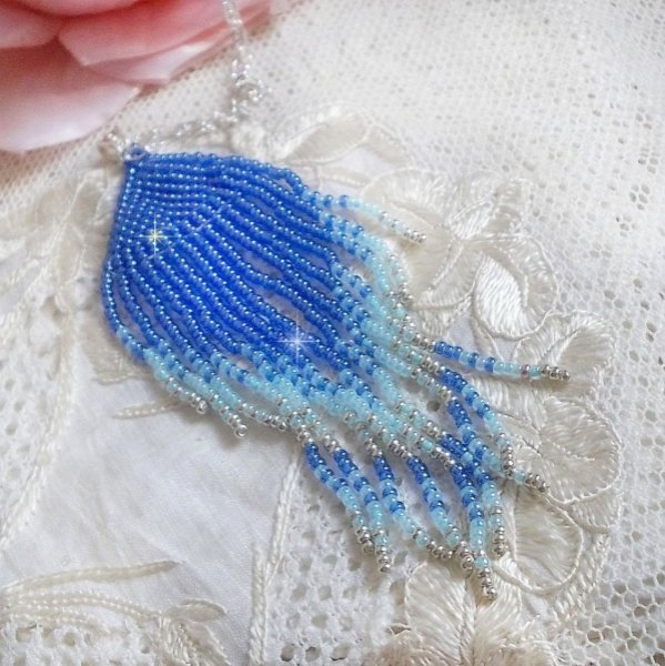 Colgante Sue&ntilde;os Azules Suaves creado con cuentas de rocalla de calidad azul cielo, zafiro y plata con accesorios de plata de ley 925/1000