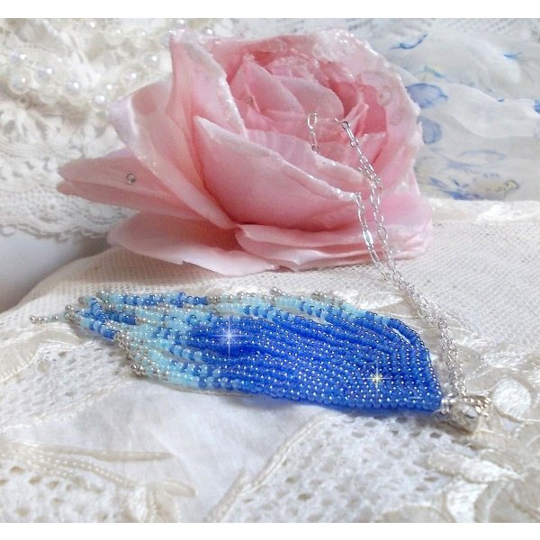 Colgante Sue&ntilde;os Azules Suaves creado con cuentas de rocalla de calidad azul cielo, zafiro y plata con accesorios de plata de ley 925/1000