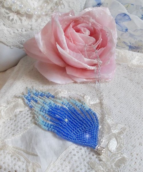 Colgante Sue&ntilde;os Azules Suaves creado con cuentas de rocalla de calidad azul cielo, zafiro y plata con accesorios de plata de ley 925/1000