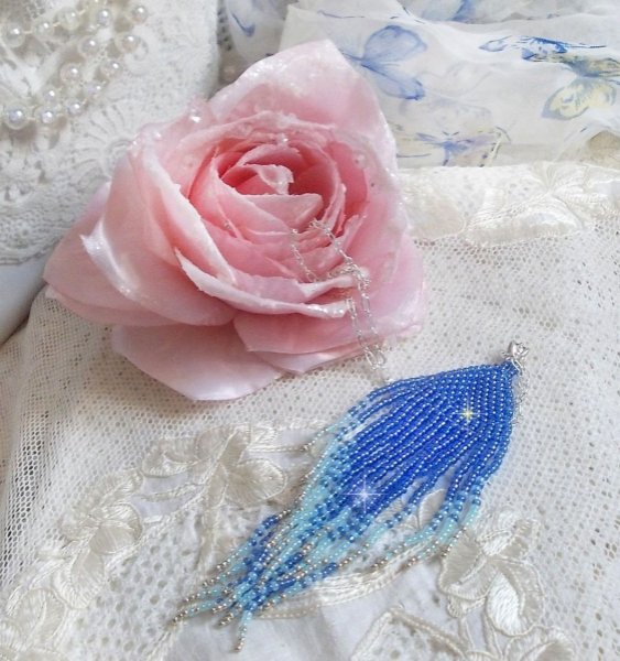 Colgante Sue&ntilde;os Azules Suaves creado con cuentas de rocalla de calidad azul cielo, zafiro y plata con accesorios de plata de ley 925/1000