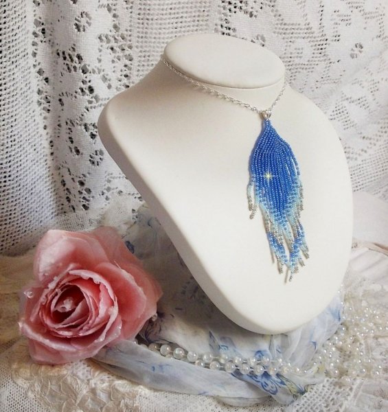 Colgante Sue&ntilde;os Azules Suaves creado con cuentas de rocalla de calidad azul cielo, zafiro y plata con accesorios de plata de ley 925/1000