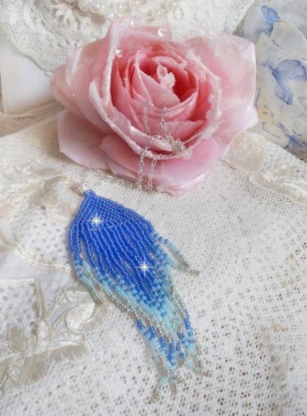 Colgante Sue&ntilde;os Azules Suaves creado con cuentas de rocalla de calidad azul cielo, zafiro y plata con accesorios de plata de ley 925/1000