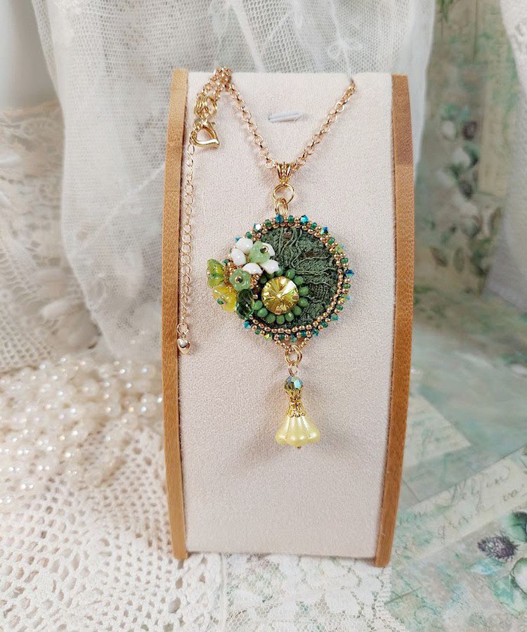 Pendentif Espoir brod&eacute; avec perles verres, rocailles, dentelle, b&eacute;li&egrave;re argent 925, anneau et perles Cristal Swarovski