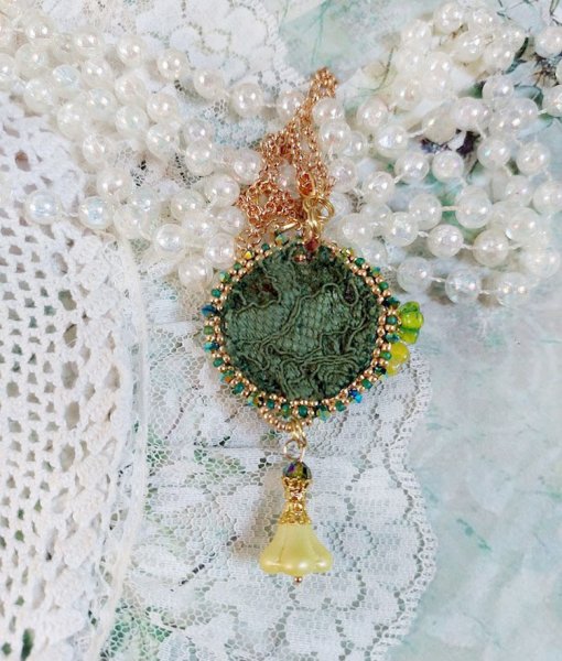 Pendentif Espoir brod&eacute; avec perles verres, rocailles, dentelle, b&eacute;li&egrave;re argent 925, anneau et perles Cristal Swarovski