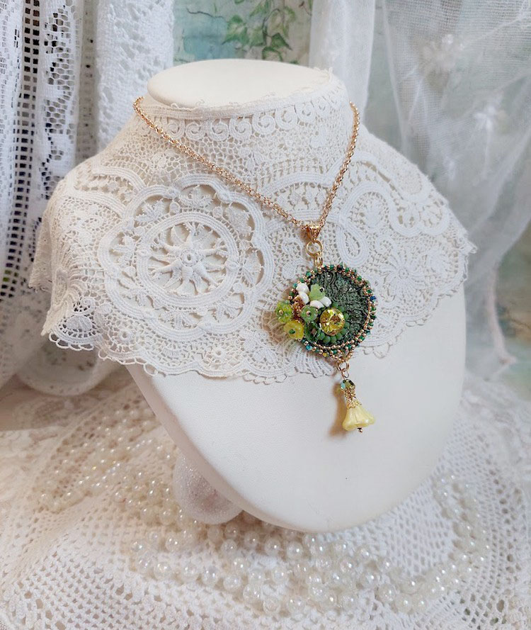 Pendentif Espoir brod&eacute; avec perles verres, rocailles, dentelle, b&eacute;li&egrave;re argent 925, anneau et perles Cristal Swarovski