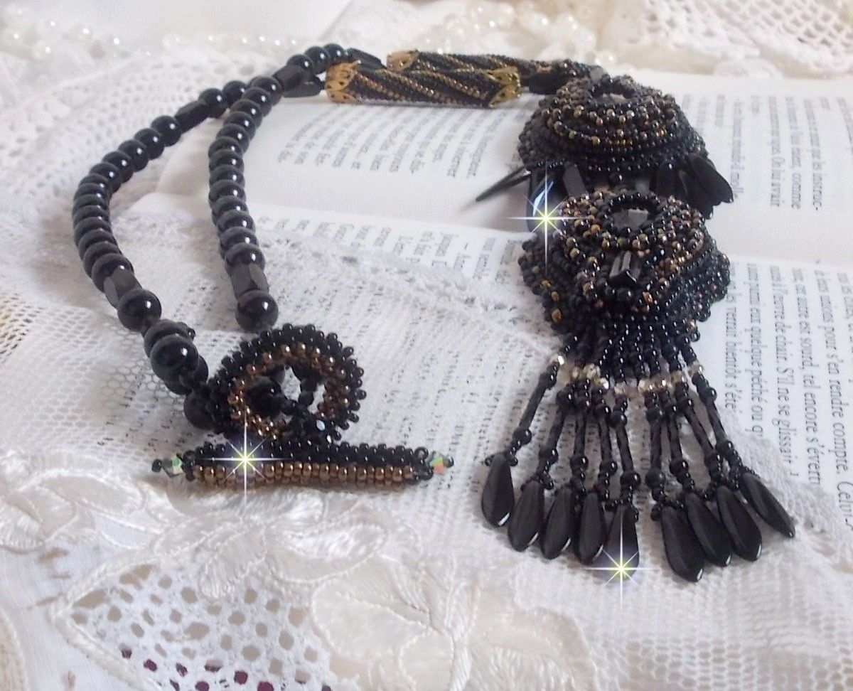 Colgante Hábito Negro bordado con piedras redondas Onyx, colgantes facetados, cuentas cilíndricas facetadas, facetas y rocallas de calidad