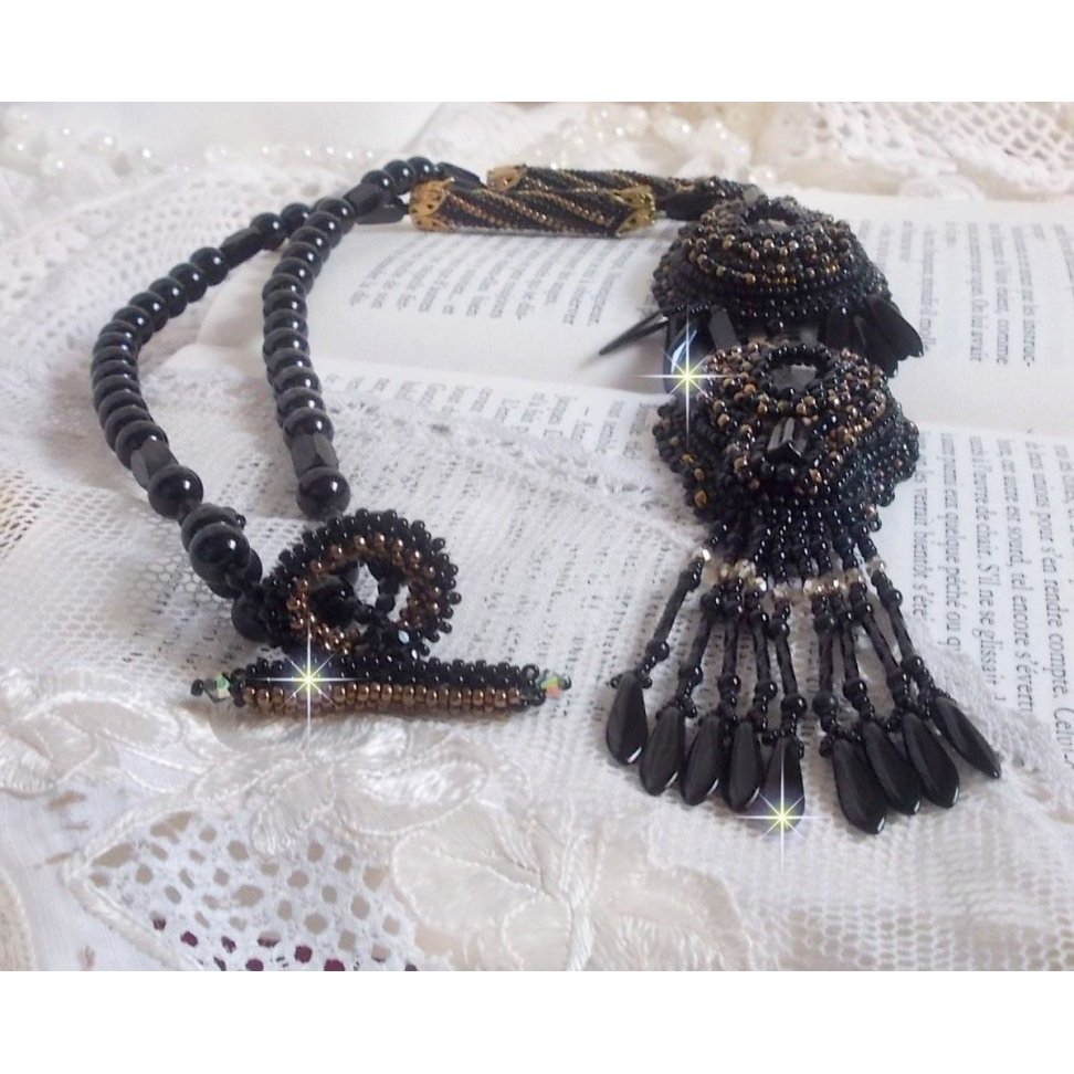 Colgante Hábito Negro bordado con piedras redondas Onyx, colgantes facetados, cuentas cilíndricas facetadas, facetas y rocallas de calidad