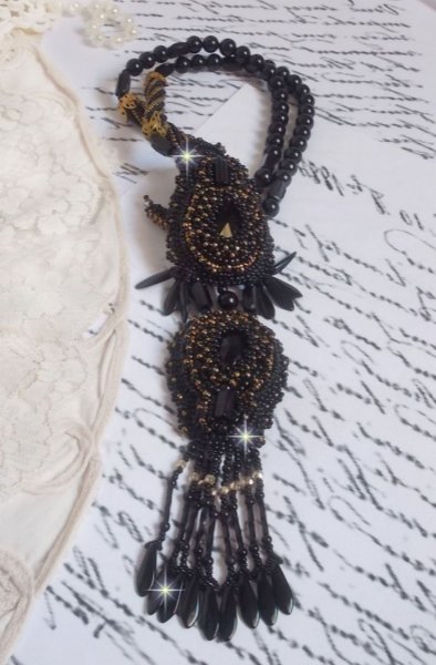 Colgante H&aacute;bito Negro bordado con piedras redondas Onyx, colgantes facetados, cuentas cil&iacute;ndricas facetadas, facetas y rocallas de calidad