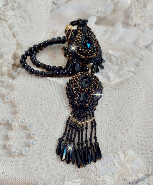 Colgante H&aacute;bito Negro bordado con piedras redondas Onyx, colgantes facetados, cuentas cil&iacute;ndricas facetadas, facetas y rocallas de calidad