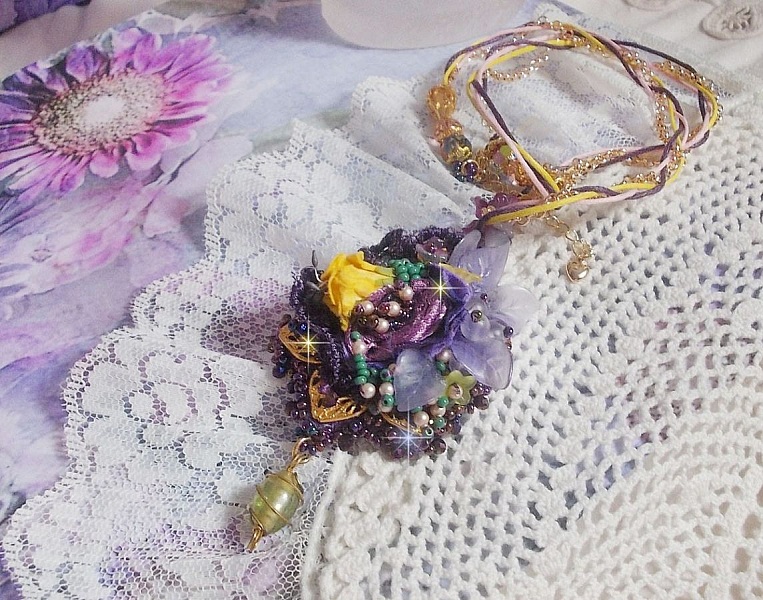 Colgante Lady Romantic bordado con encaje p&uacute;rpura, accesorios chapados en oro, cuentas de semillas Miyuki, cuentas de calidad variada