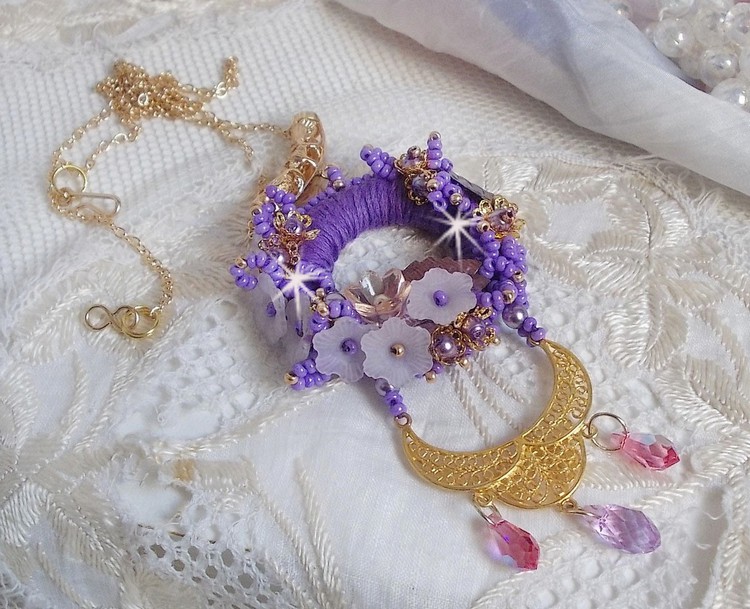 Collar colgante Laureline bordado con algodón DMC morado, cristales Swarovski y flores esmeriladas.