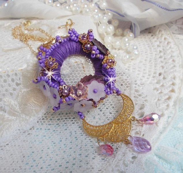 Collar colgante Laureline bordado con algodón DMC morado, cristales Swarovski y flores esmeriladas.