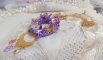 Collar colgante Laureline bordado con algodón DMC morado, cristales Swarovski y flores esmeriladas.