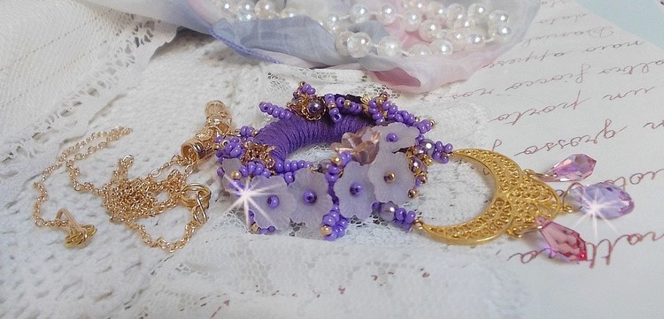 Collar colgante Laureline bordado con algodón DMC morado, cristales Swarovski y flores esmeriladas.