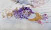 Collar colgante Laureline bordado con algodón DMC morado, cristales Swarovski y flores esmeriladas.